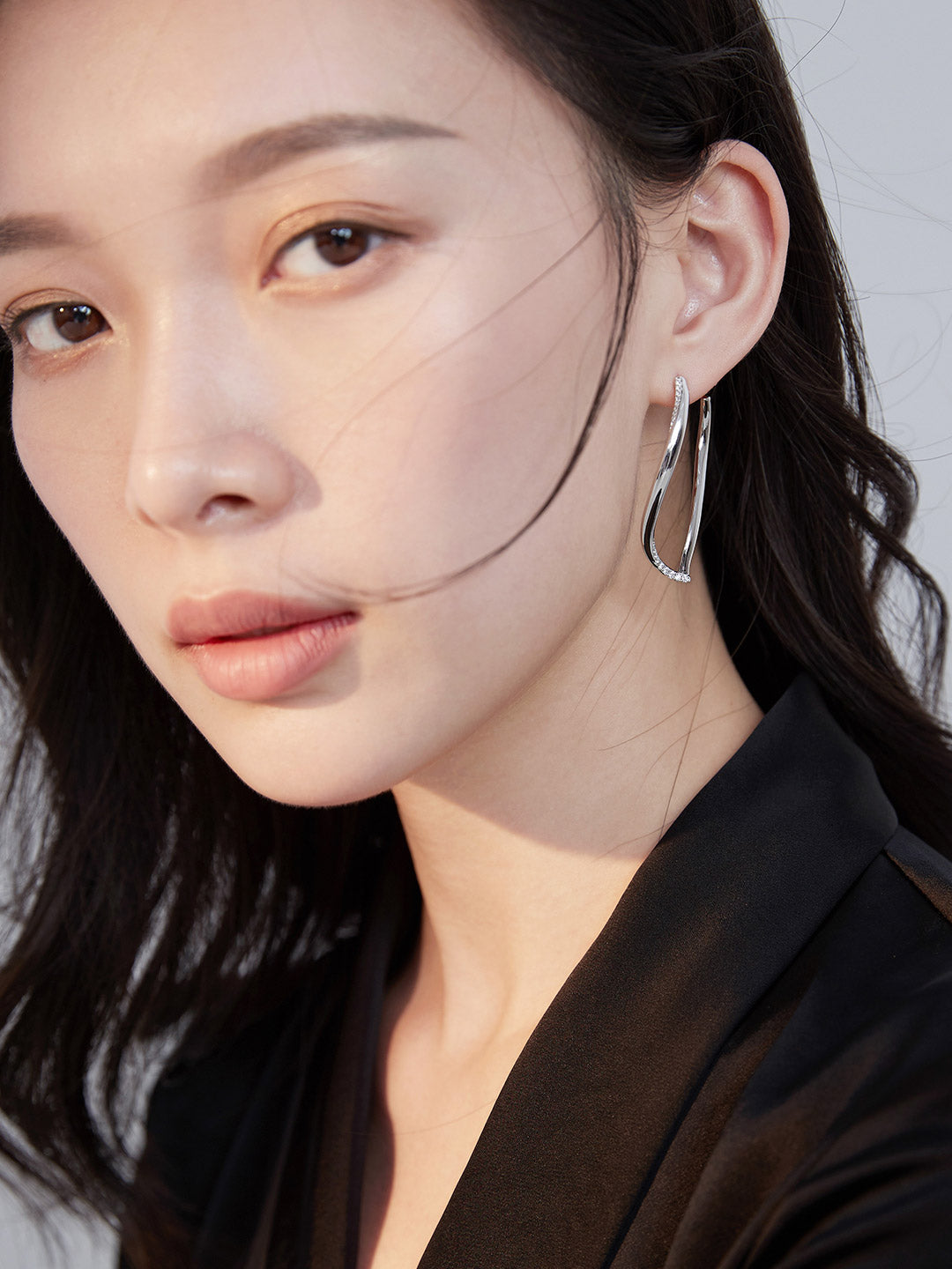 纯银耳环
比起金色的华贵,银色饰品更显得高级和清冷
搭配秋冬季节的毛衣大衣类服饰,有恰到好处的氛围感。
