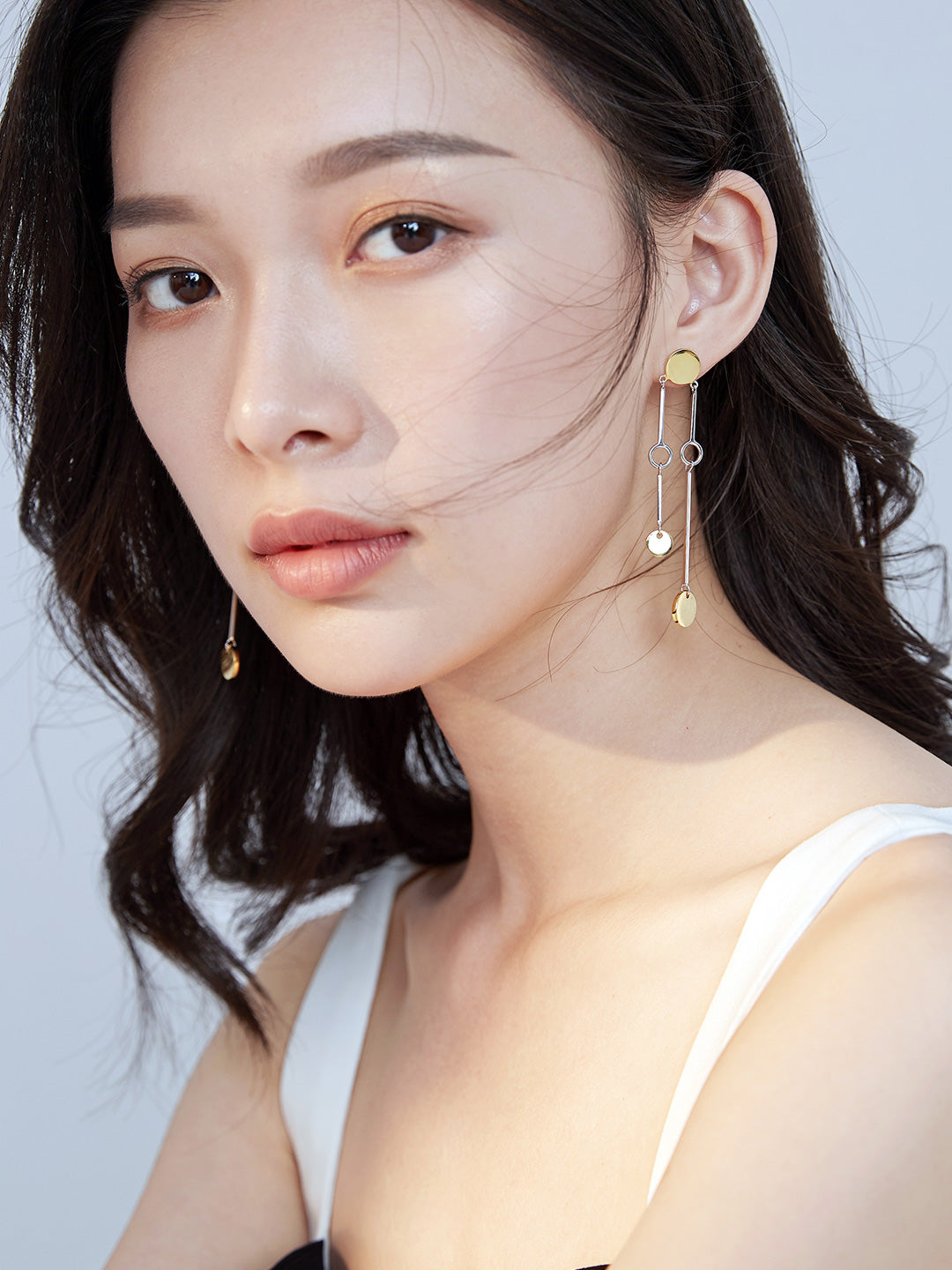 纯银耳环
日常佩戴更合适
金银色交接线条,别致亮眼。