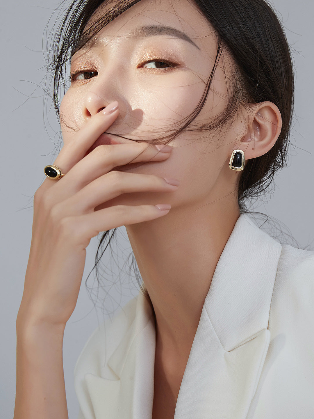 玛瑙戒指 耳环套装
黑金给人沉稳气质的感觉
怎么搭配衣服都ok!
