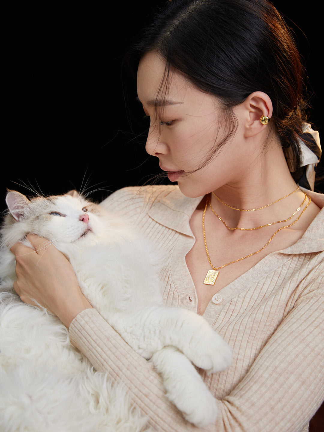 纯银项链
像艺术型项链,长度搭配T恤和裙子都很棒
光泽感温柔,经得起审美品位。
也经得起日常佩戴损耗的长久考验。