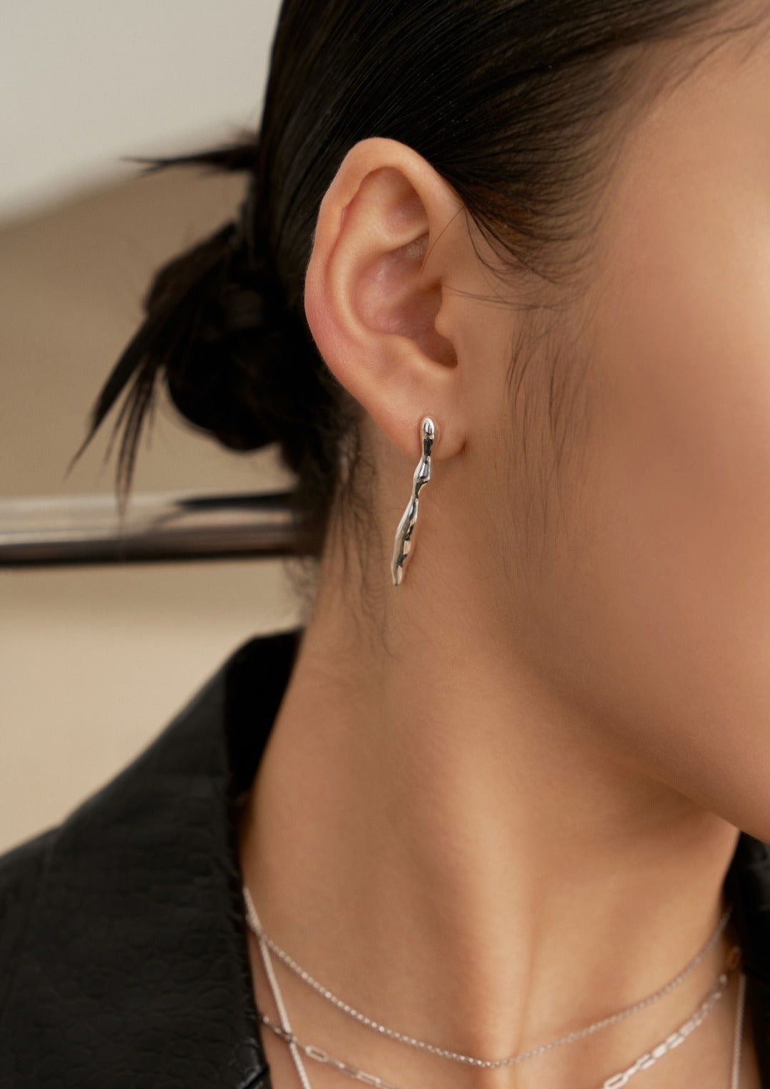纯银本色耳环
小众不落俗,妥妥的冷淡风
设计感很强,绝美又超有气质
日常也都很百搭,而且小众不容易撞款!
