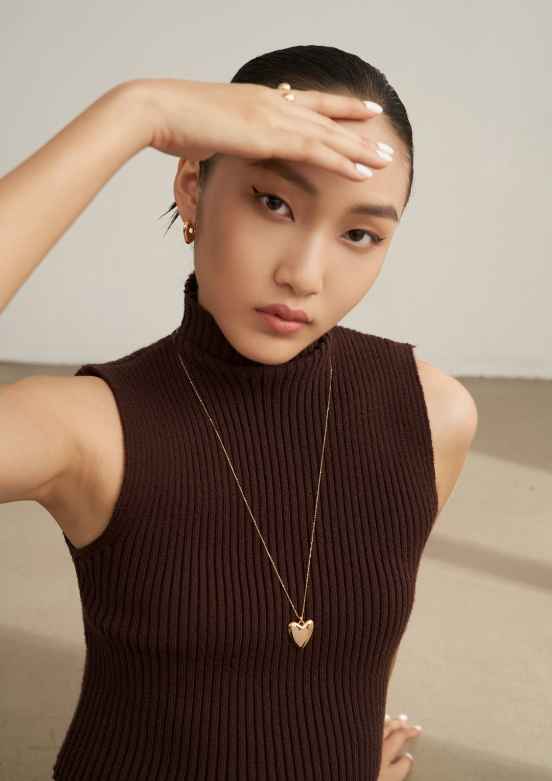 纯银爱心项链
使用爱心的元素加上独具匠心的将爱心的体积感表达出来
并且在其背后精细的打造出镂空花纹,使设计总在不经意恰到好处。