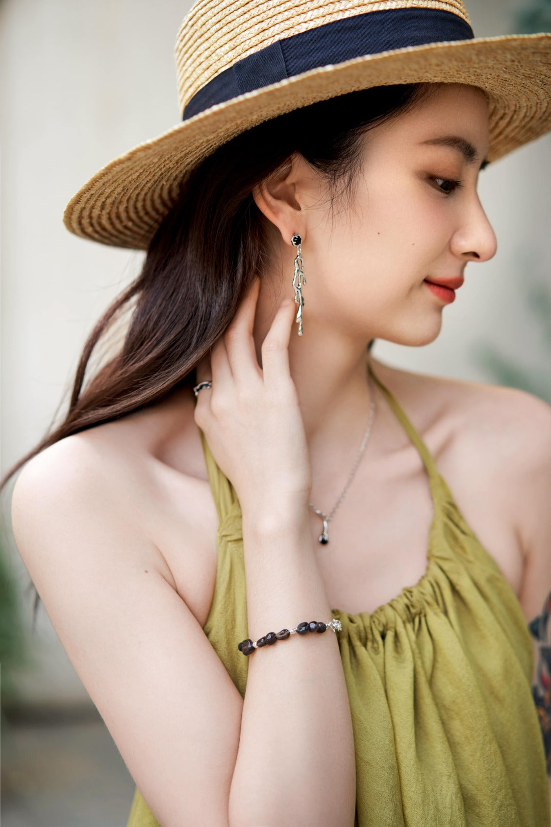 纯银黑曜岩手链
自然系列设计,将纯银设计成婉转扭曲的流体,配合天然的茶色石形水晶,浑然天成,素雅的颜色低调且高级。